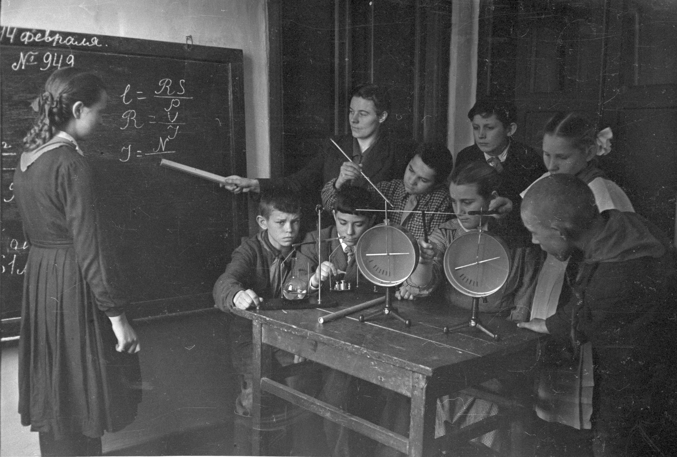 На уроке физики в валуйской школе. Фотография Петра Курганского. 1950-е годы